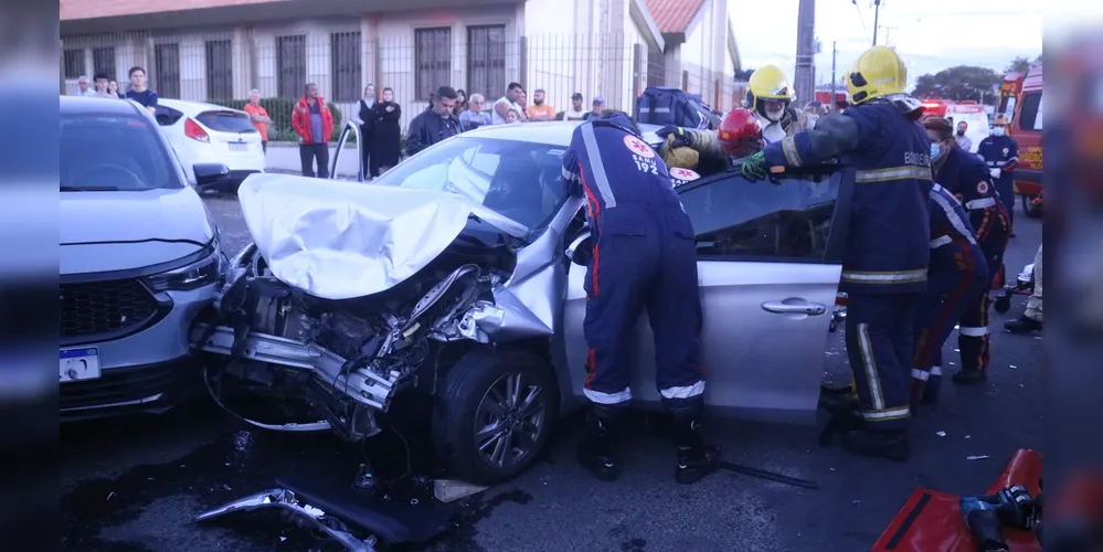 Vítima ficou enclausurada no carro Toyota Yaris