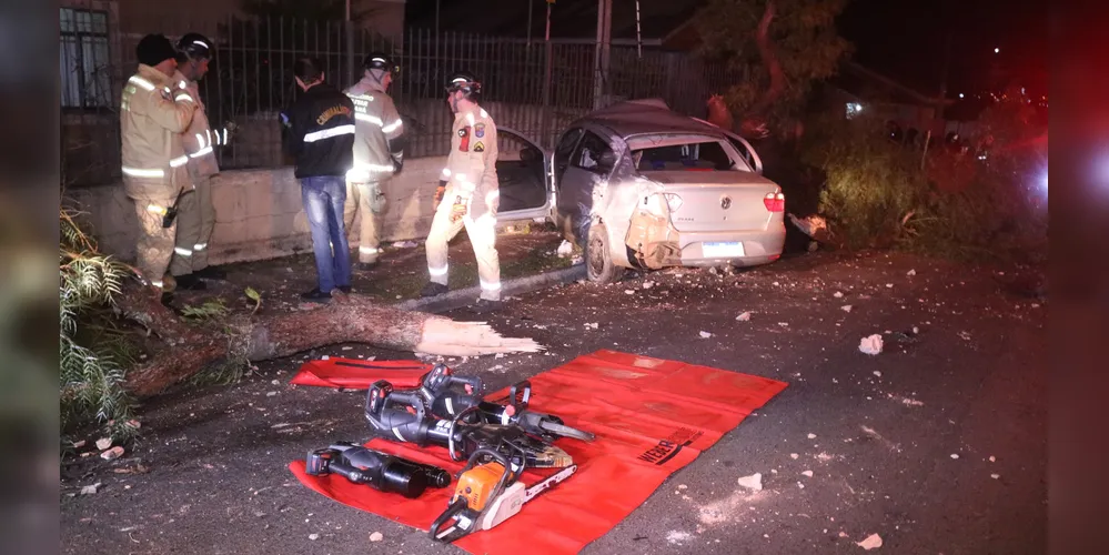 Carro atingiu duas árvores e o muro de uma residência