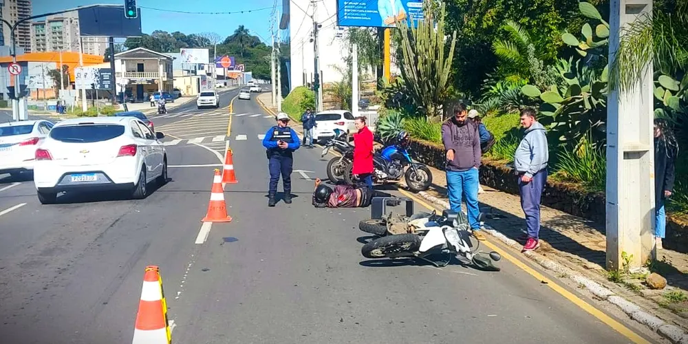 Vítima caiu ao chão após o acidente de trânsito