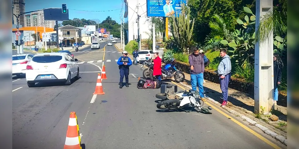 Vítima caiu ao chão após o acidente de trânsito