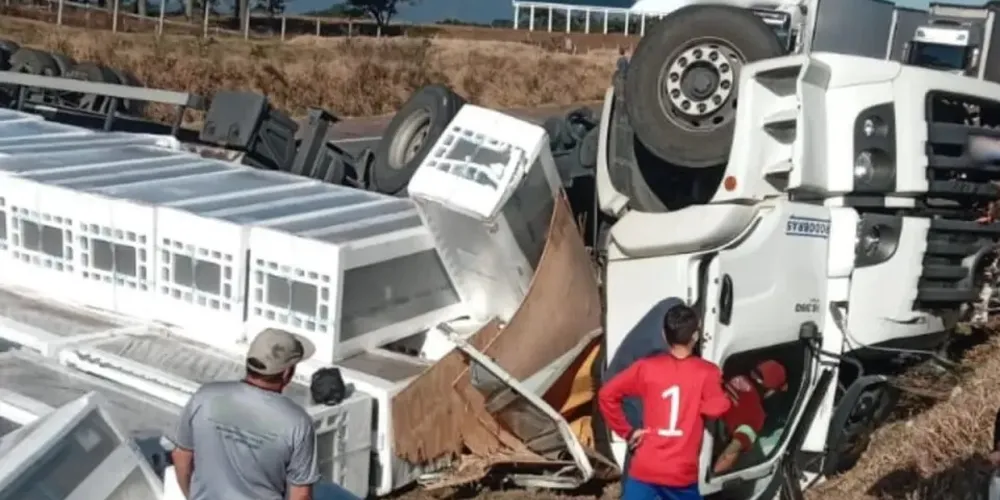 Caminhão tombou no km 646 da rodovia