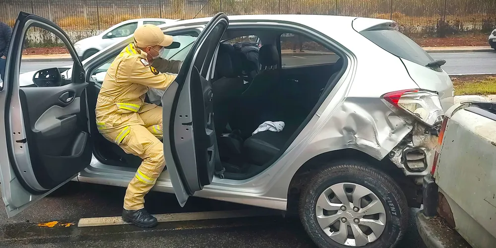 Equipes do Corpo de Bombeiros foram acionadas para o local