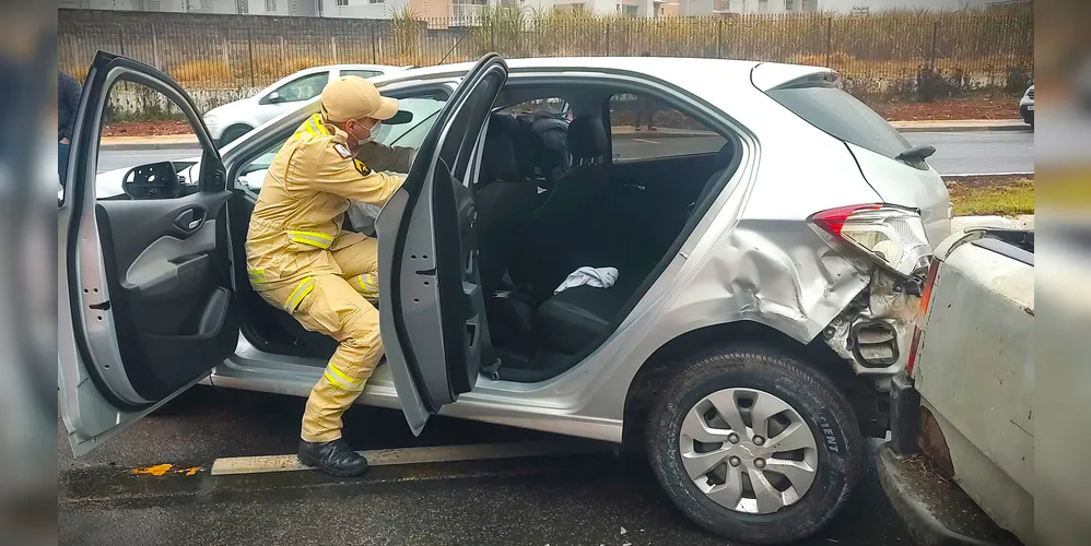 Equipes do Corpo de Bombeiros foram acionadas para o local