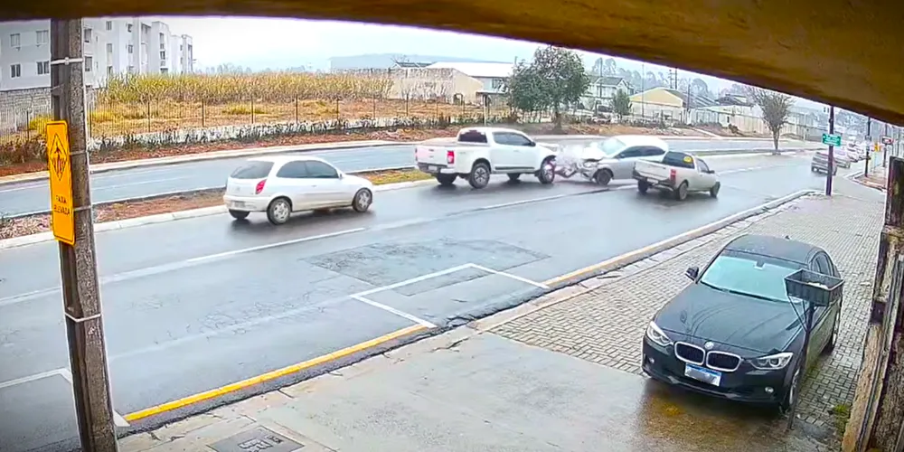 Quatro veículos se envolveram no acidente de trânsito