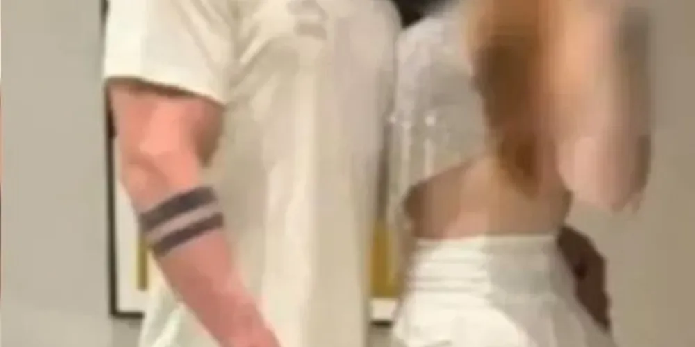 Ex-casal posa para foto juntos