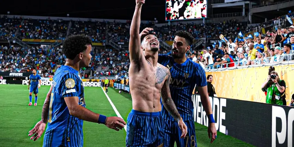 Marcos Leonardo (ao centro) fez dois gols na partida