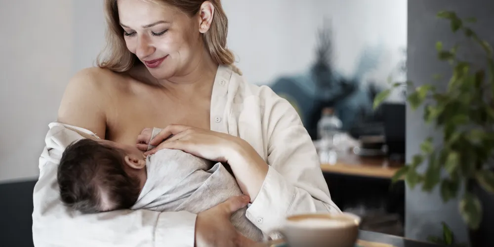 A amamentação protege o bebê contra infecções respiratórias, alergias, hipertensão e contribui para o desenvolvimento cognitivo