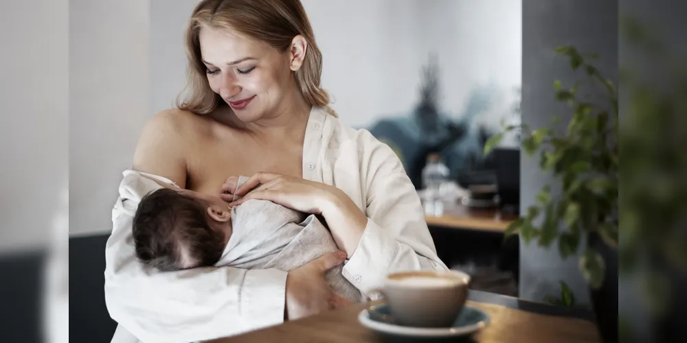 A amamentação protege o bebê contra infecções respiratórias, alergias, hipertensão e contribui para o desenvolvimento cognitivo
