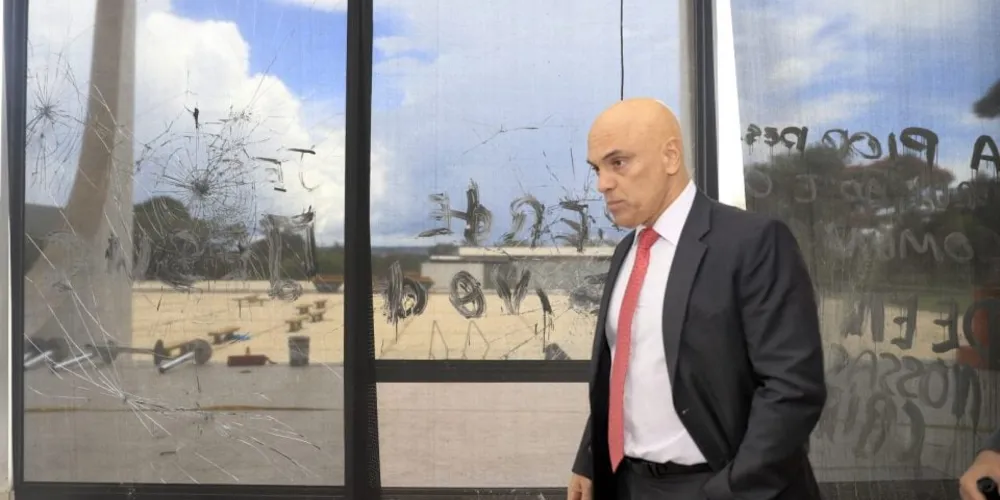 Alexandre de Moraes descreve que Bolsonaro descumpriu ordens
