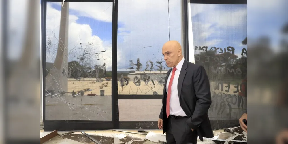 Alexandre de Moraes descreve que Bolsonaro descumpriu ordens