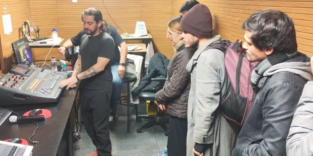 Alunos em aula no curso de técnico de som