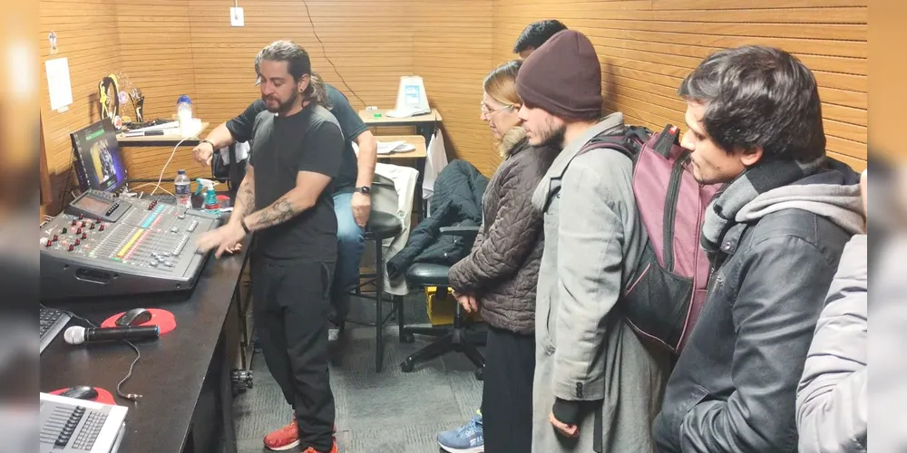 Alunos em aula no curso de técnico de som