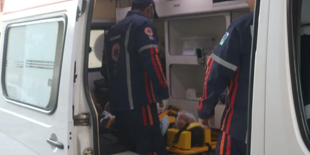 Equipe do SAMU atendeu vendedor ambulante de 66 anos que foi atropelado na XV de Novembro