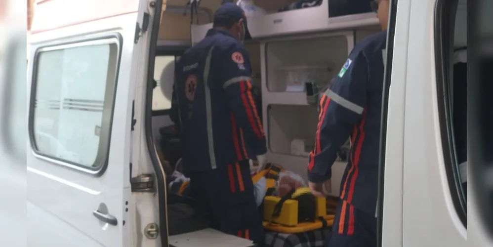 Equipe do SAMU atendeu vendedor ambulante de 66 anos que foi atropelado na XV de Novembro