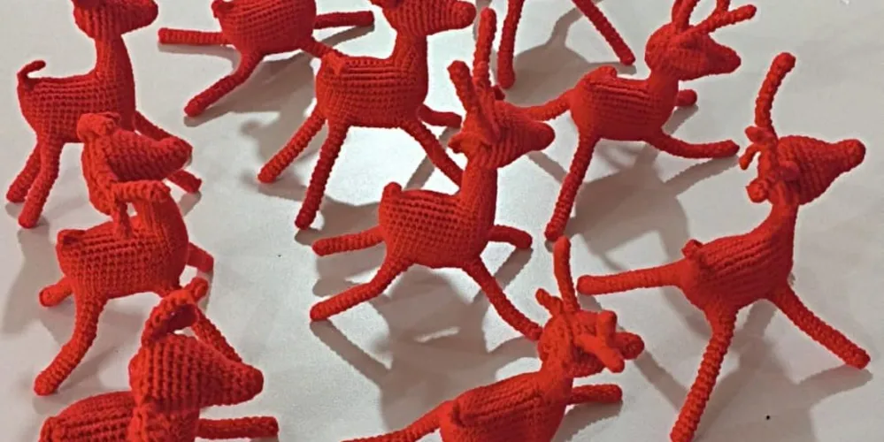 Diversos bonecos confeccionados por penitenciários