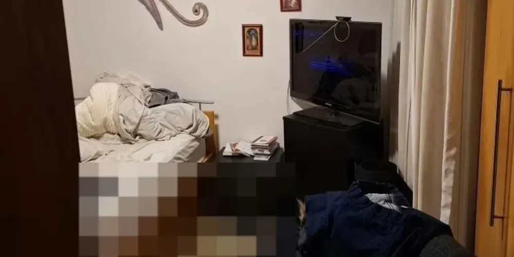 Após cometer o crime, assassino ligou para a polícia que foi até o local, e prendeu o homem em flagrante