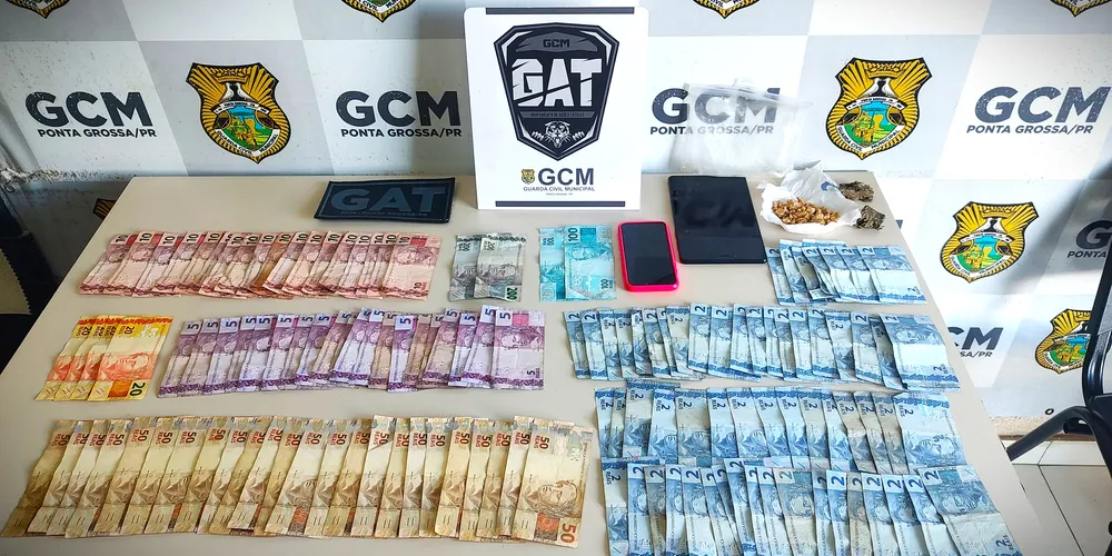 Dinheiro e entorpecentes foram encaminhados à delegacia
