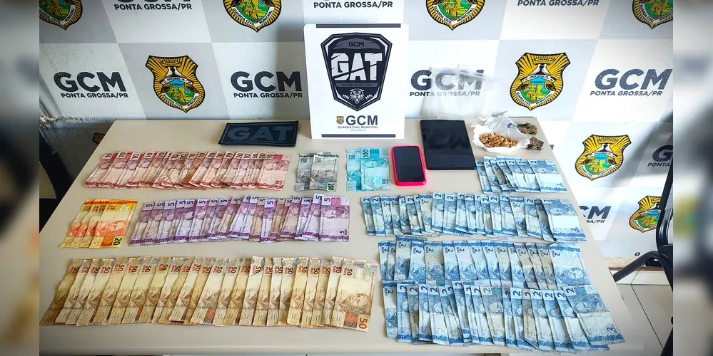 Dinheiro e entorpecentes foram encaminhados à delegacia