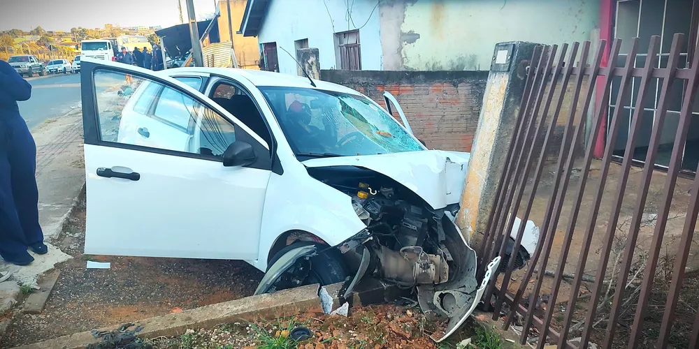 Ford Fiesta acertou o gradil de uma residência