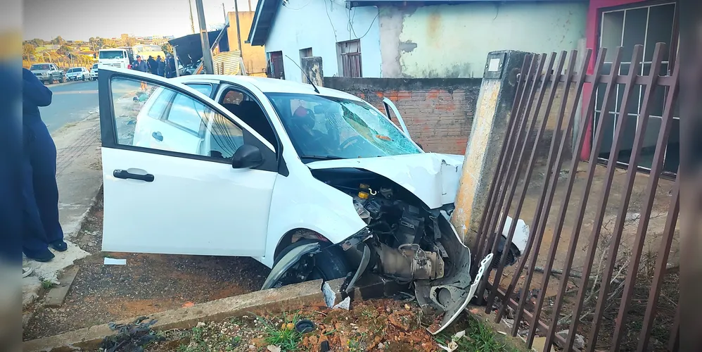 Ford Fiesta acertou o gradil de uma residência