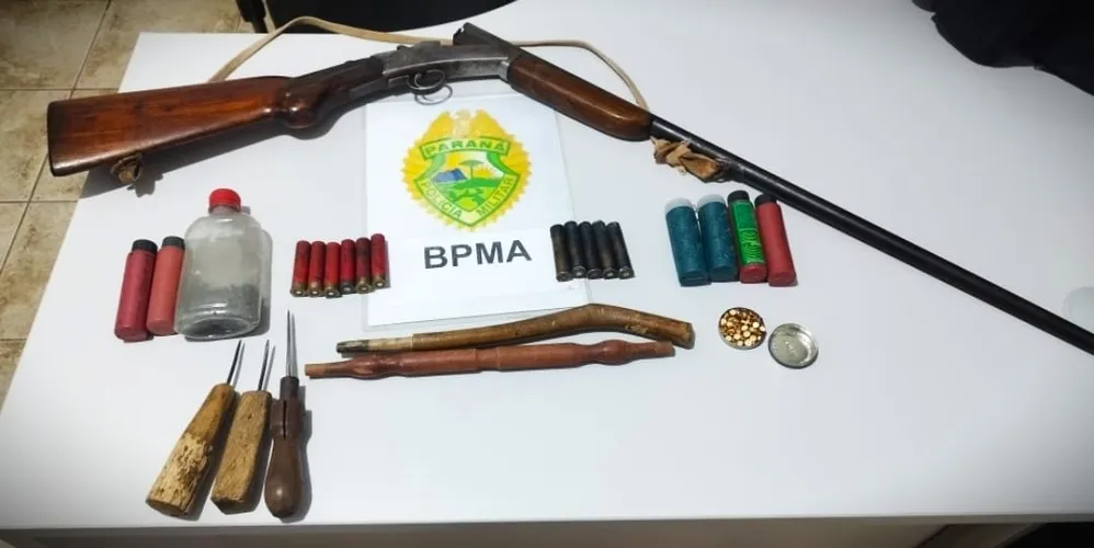 Arma e materiais foram encaminhados à delegacia