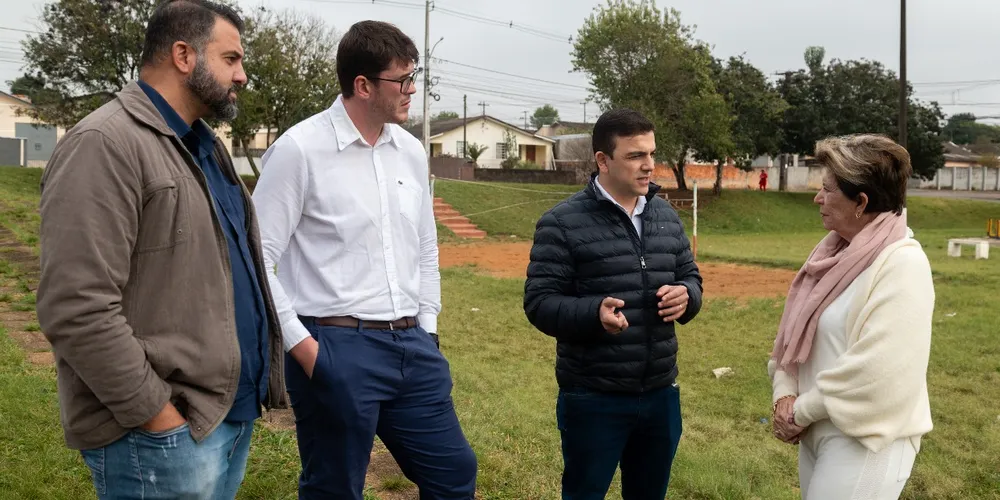 Participaram do anúncio a prefeita Elizabeth Schmidt, o deputado federal Aliel Machado, o Secretário de Infraestrutura e Planejamento Luiz Henrique Honesko, e Alexi Hajer, liderança da Comunidade do Borsatinho