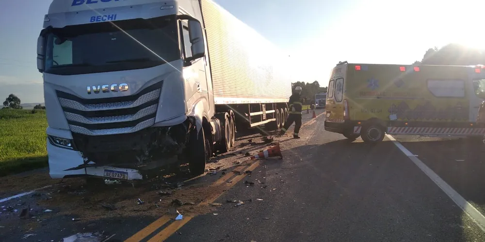 Acidente de carro e caminhão resultou em óbito de duas pessoas