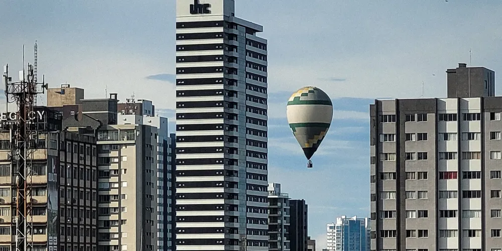 Internauta registra balão pelo centro da cidade de PG