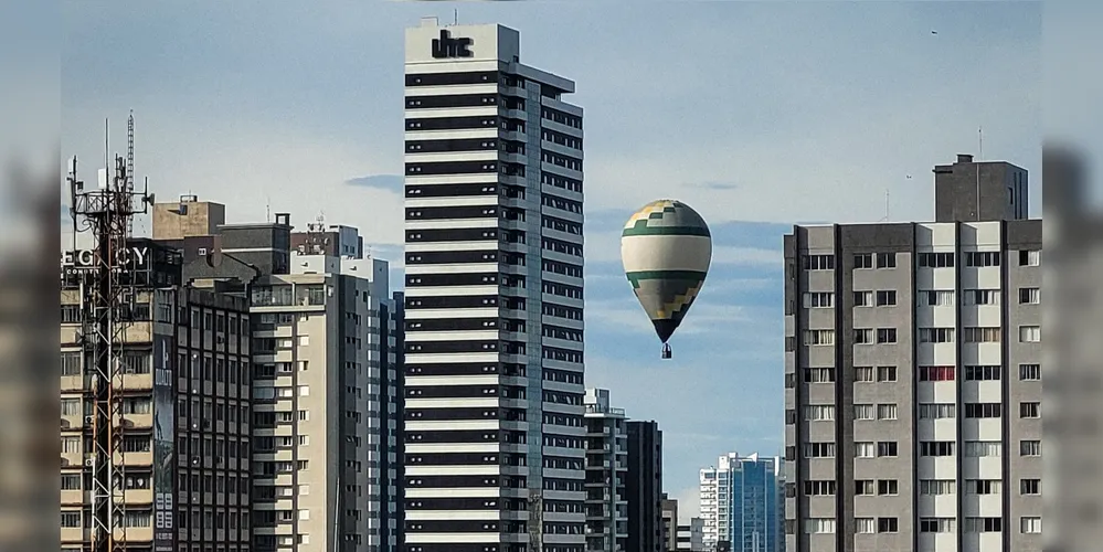 Internauta registra balão pelo centro da cidade de PG