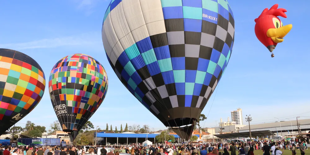 Vários balões coloriram o céu de Castro, no último fim de semana