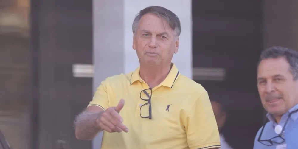 Bolsonaro é visto deixando hospital após exame