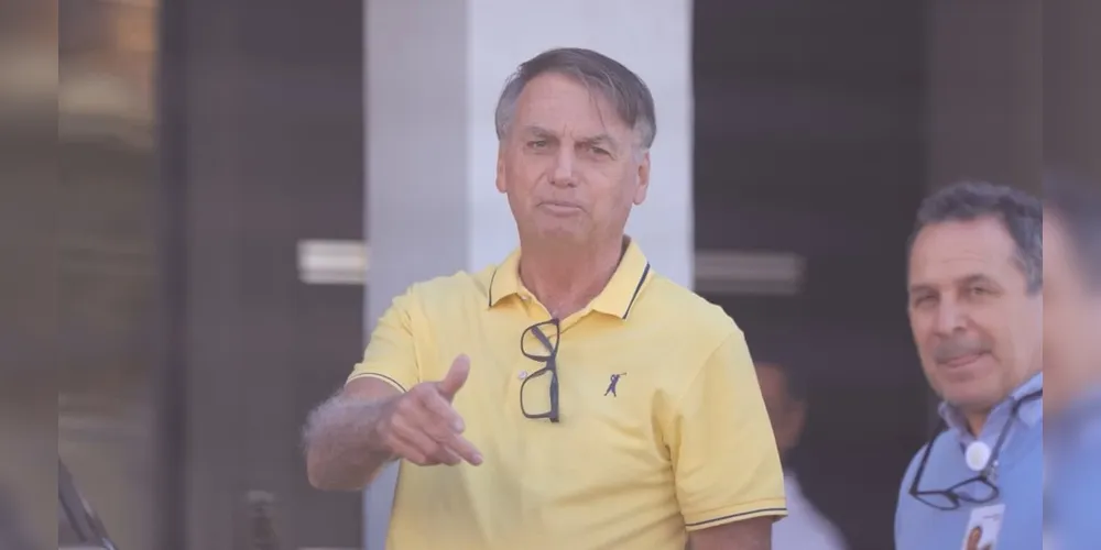 Bolsonaro é visto deixando hospital após exame