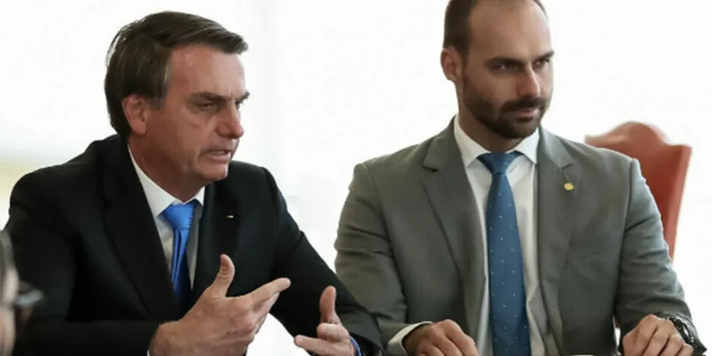 Eduardo e o pai já deram declarações de que o parlamentar seguirá nos Estados Unidos