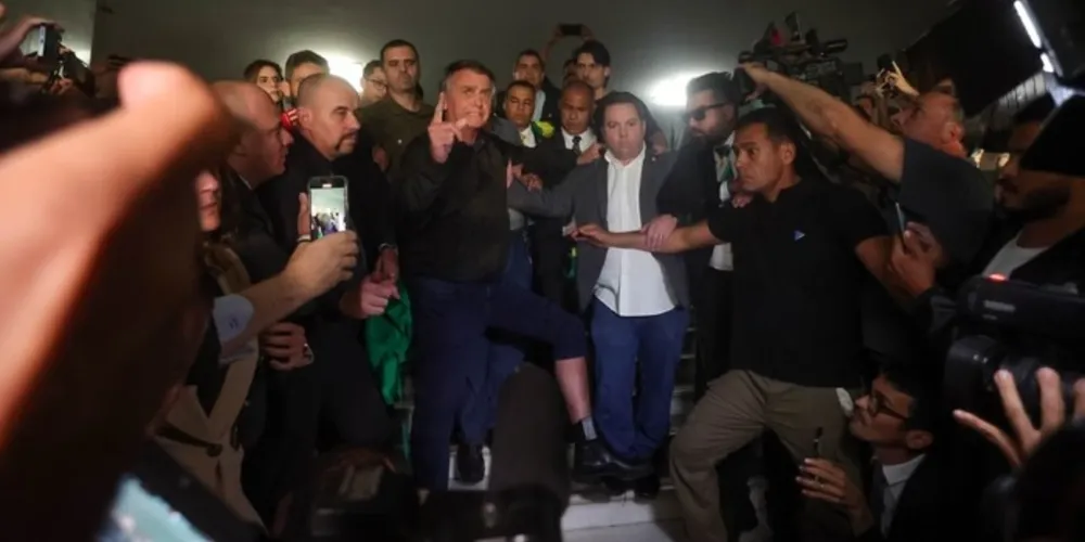 Bolsonaro também mostrou sua tornozeleira eletrônica