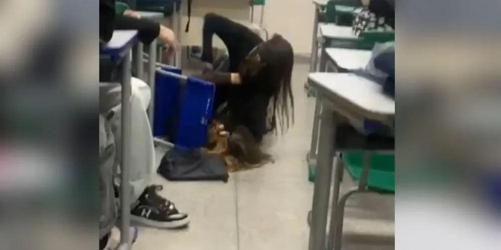 A briga foi registrada por outros alunos que estavam na sala de aula