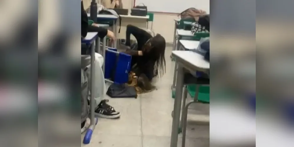 A briga foi registrada por outros alunos que estavam na sala de aula