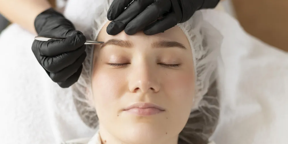 Com duração média de quatro a seis semanas, a Brow Lamination oferece praticidade e sofisticação com um toque autêntico