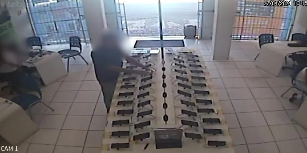 Homem se aproveitou da distração de funcionários