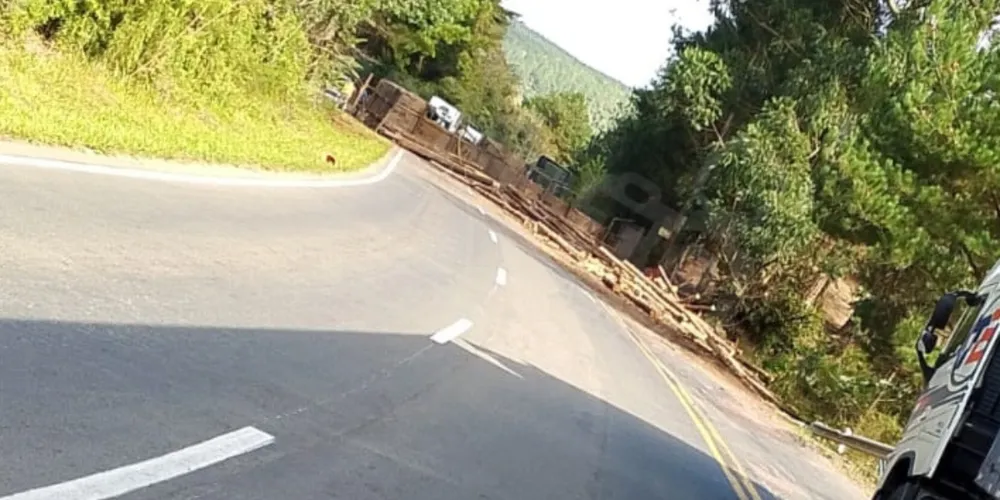 O caminhão tombou nesta sexta (11)