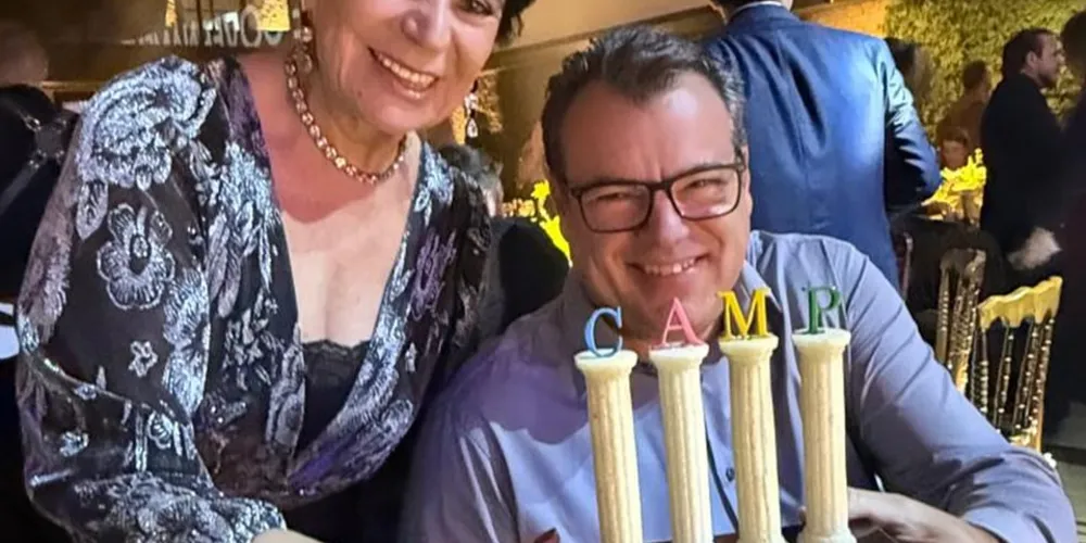 A prefeita Elizabeth Schmidt e o publicitário Marcelo Cattani segurando o troféu no Prêmio Camp da Democracia