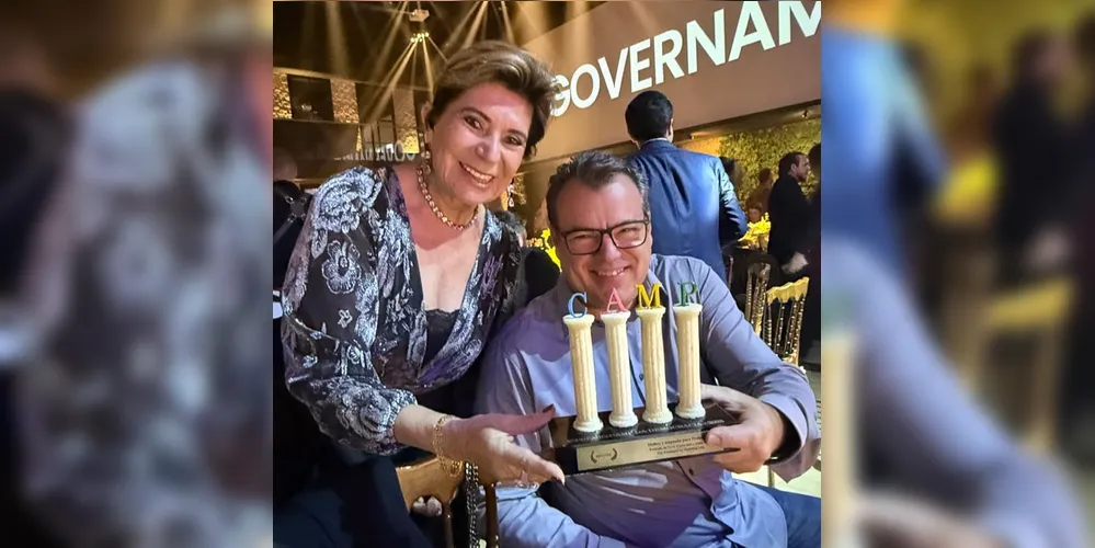 A prefeita Elizabeth Schmidt e o publicitário Marcelo Cattani segurando o troféu no Prêmio Camp da Democracia