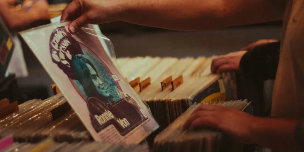 Os colecionadores de vinis poderão encontrar um grande acervo de discos, aproveitando a oportunidade de encontrar títulos raros e se conectar com outros entusiastas da música