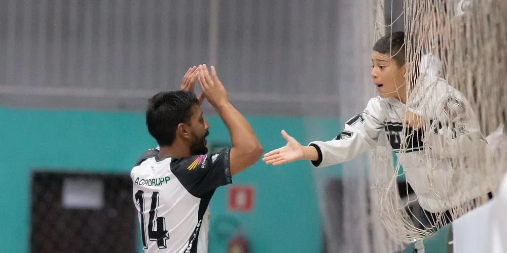 Equipe chama a torcida para apoiar os atletas em quadra