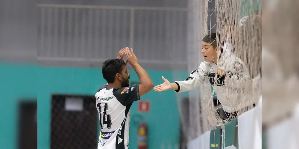 Equipe chama a torcida para apoiar os atletas em quadra