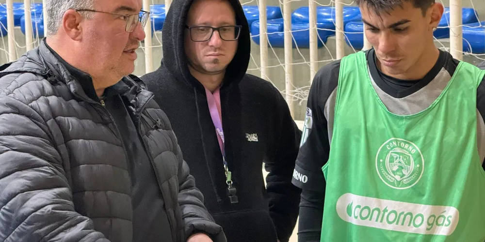 Arnaldo Tozetto em meio a um treino do Contorno Futsal