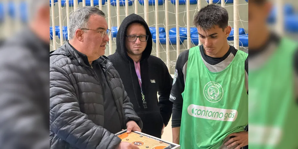Arnaldo Tozetto em meio a um treino do Contorno Futsal