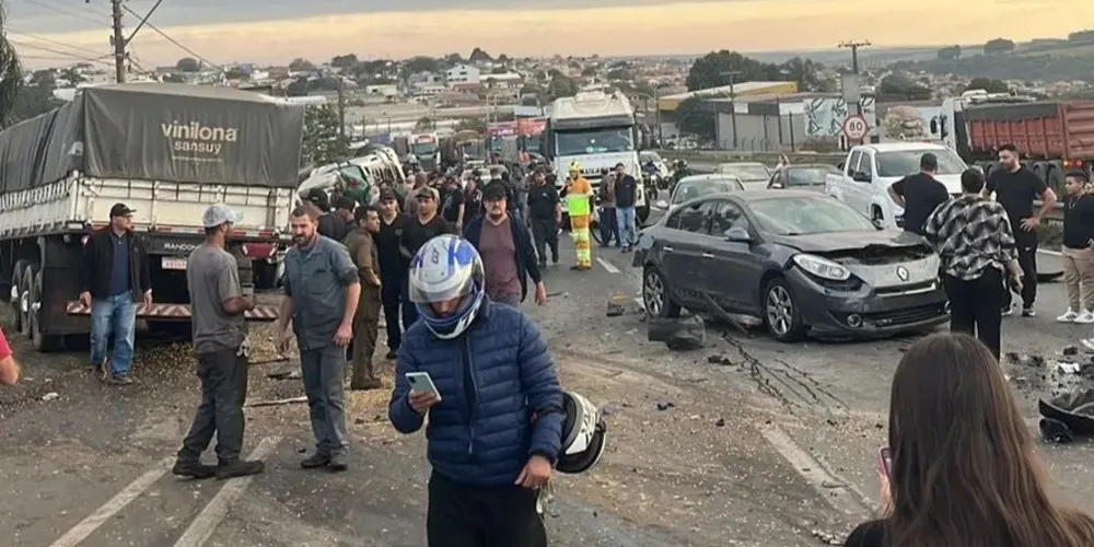 Carreta perde o freio, atravessa a  BR-376 e colidi com diversos veículos