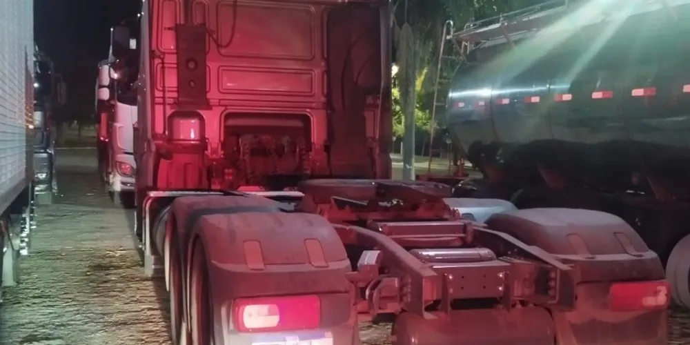 Caminhão foi encontrado às margens da PR-151