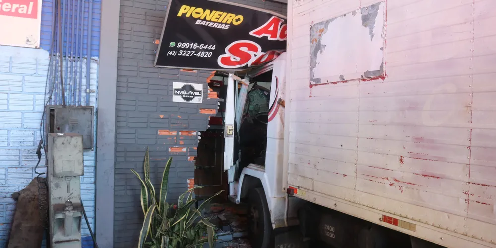 Caminhão invadiu a loja e deixou um homem ferido
