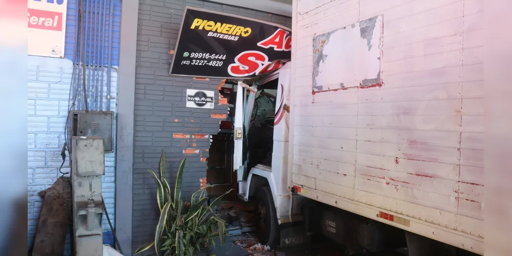 Caminhão invadiu a loja e deixou um homem ferido
